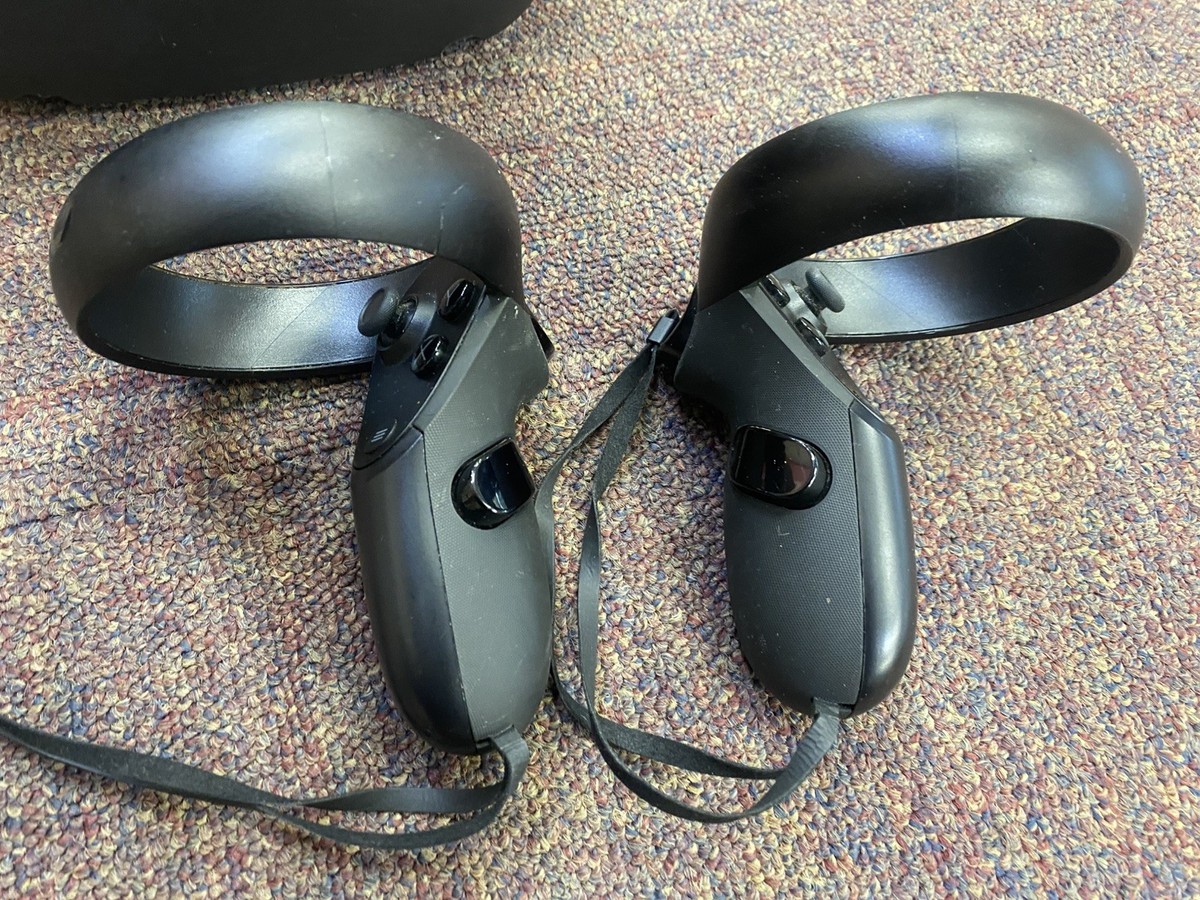 Oculus Quest 64GB 1st Gen VR Headset (MH-B) W/ 2 Controllers