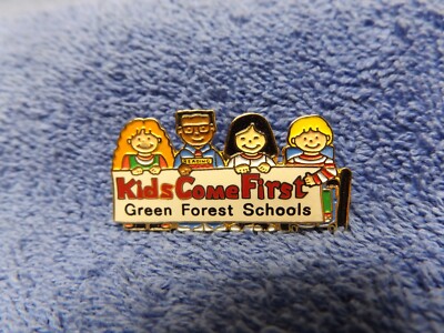GREEN FOREST SCHOOLS ARKANSAS ''KIDS COME FIRST'' GOLD TONE ENAMEL HAT LAPEL PIN