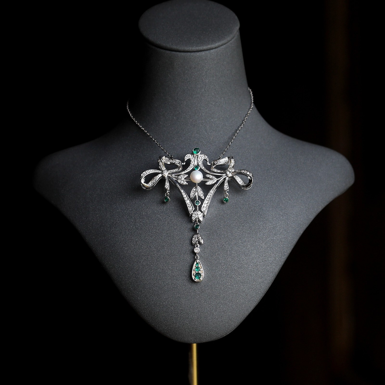 Collier Dentelle Belle Epoque en argent rhodié et oxydes de zirconium vert