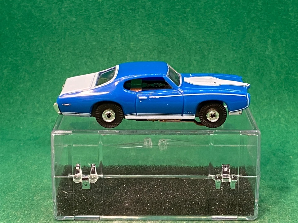 MODELO ORIGINAL MOTORING '69 ROYAL BOBCAT GTO, AZUL/BLANCO, CHASIS FUNCIONANDO, SUPER Foto 2 de 4