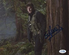 Stephen Amell Arrow Autographed Signed 8x10 Photo ACOA COA 