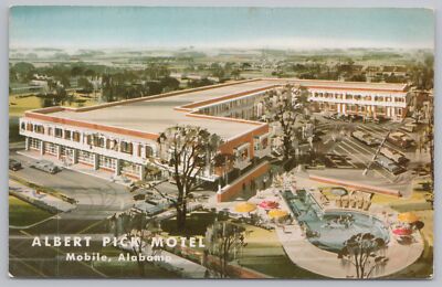 Albert Pick Motel~Three Sided Bldg~Pool @ Side Of Parking Lot~Mobile AL~Vtg PC