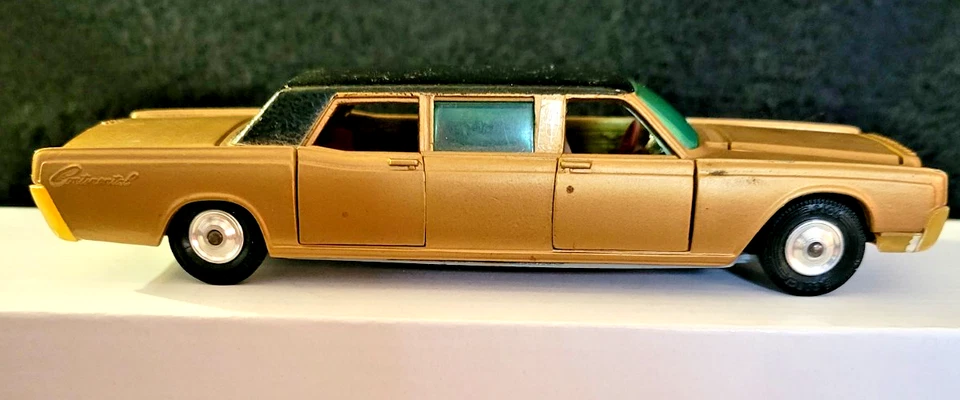 CORGI TOYS   LINCOLN CONTINENTAL PETERSON EXECUTIVE LIMOUSINE #262 - Image 3 of 4