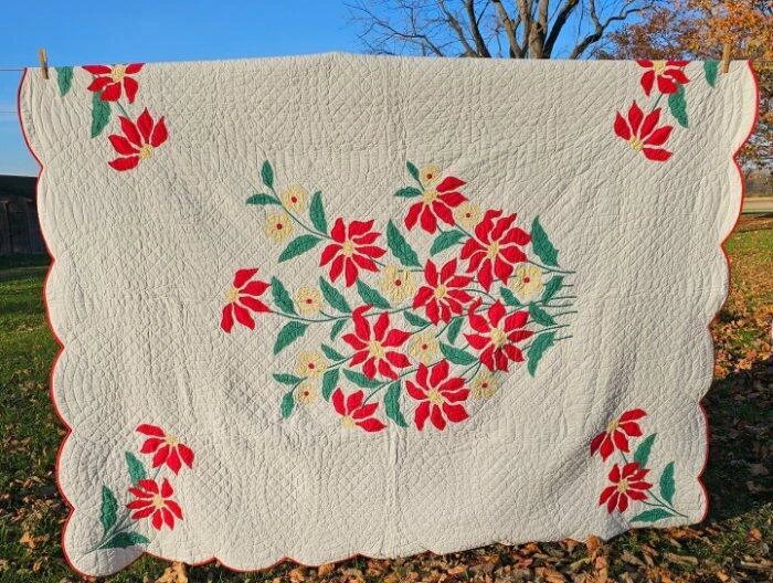 Vintage Quilt Red Poinsettia Hand Quilted Scalloped Edge 78 x 91 - Image 2 of 4