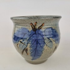 Rita Morrissey Studiokeramik &Uuml;bertopf verziert mit Bl&auml;ttern & Beeren 15 cm hoch
