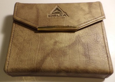 VTG DELTA AIRLINES COMPACT TRAVEL GAME IN A NICE WESTERN SURRY CALFLON CASE RARE
