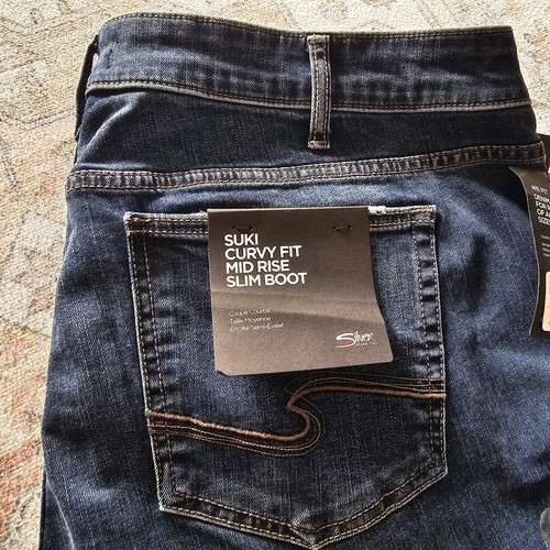 NUEVO CON ETIQUETAS Pantalones de mezclilla plateados Suki calce curvilíneo tiro medio bota ajustada para mujer talla grande 22 lavado oscuro - Imagen 4 de 16