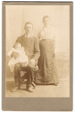 Fotografie Mutter und Vater mit Kleinkind auf dem Schoß, Mutterglück 