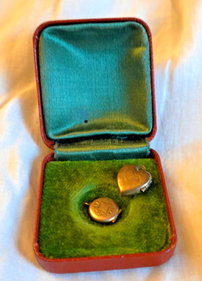 2 kleine Puppen Medaillons oder Charms 10k Gelbgold rund + Gold gefüllt Herz in Box