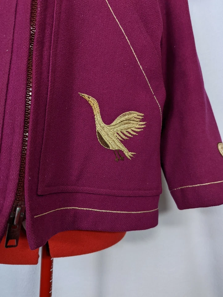 Chaqueta con capucha de piel bordada artesanal de Canadá esquimal de mediados de siglo de colección Foto 4 de 4