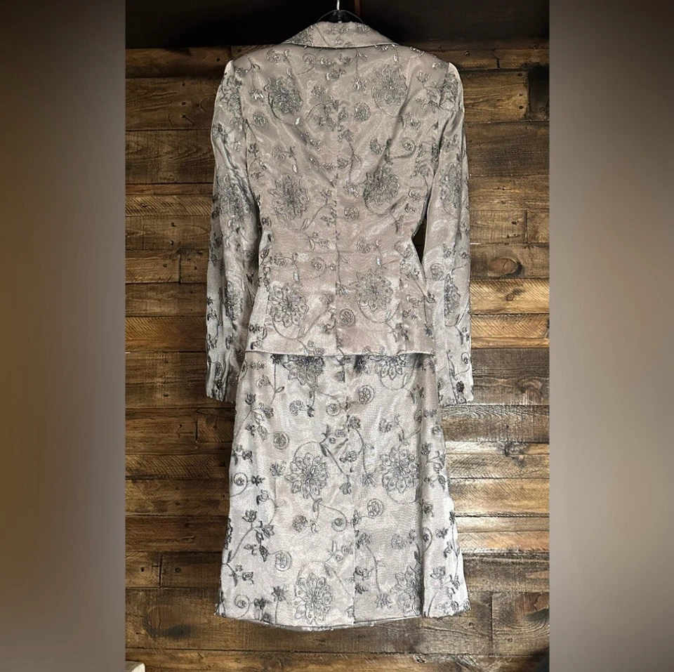 Embroidered Formal Skirt & Jacket Suit By Bergamo In Excellent condition Foto 3 de 4