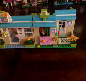 LEGO FRIENDS: Heartlake Vet (3188) W/INSTRUCTIONAL MANUAL 100% COMPLETE