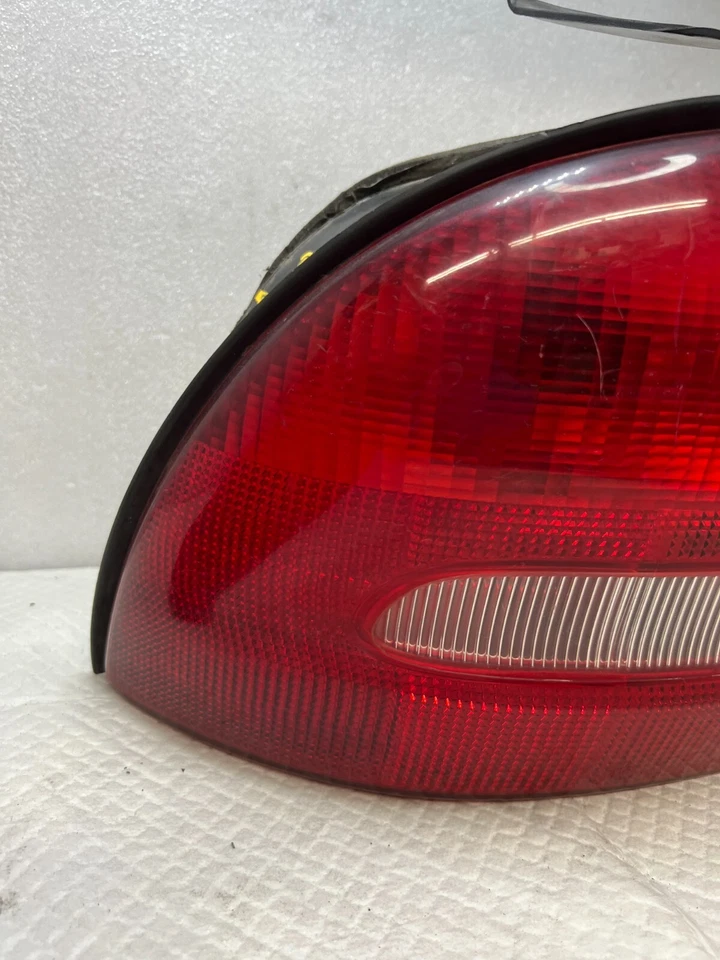 1998 DODGE NEON LANTERNA TRASEIRA LATERAL ESQUERDA DO MOTORISTA 5261863 FABRICANTE DE EQUIPAMENTO ORIGINAL (W-23) - Imagem 4 de 4