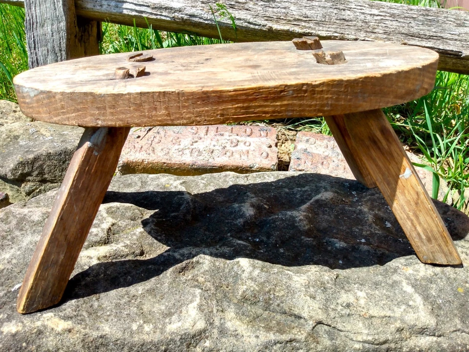 Antiguo taburete primitivo de roble ovalado de la década de 1860 arte popular decoración de granja Foto 2 de 4