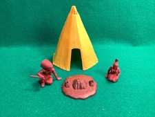 VINTAGE MARX 60MM HARD PLASTIC TEPEE AND FIGURES LOT