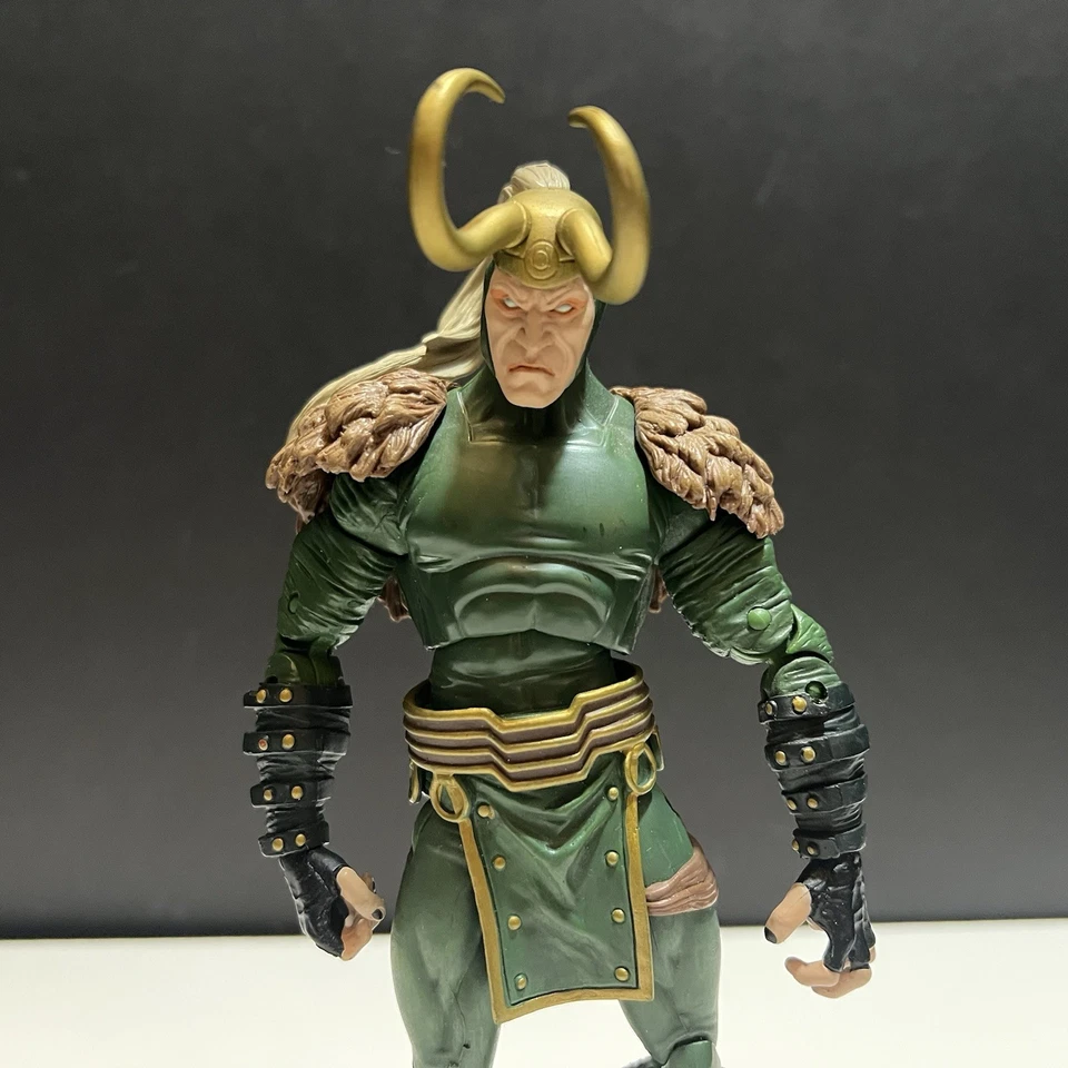 Figura Hasbro Marvel Legends Loki 6” Walmart Ex Thor Mighty Avenger serie de cómics Foto 2 de 4