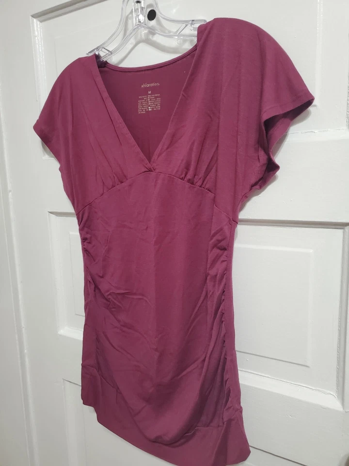 Camisa XHILARATION para mujer - M - púrpura - manga corta - cuello en V - calce ajustado - usada en excelente estado Foto 4 de 4