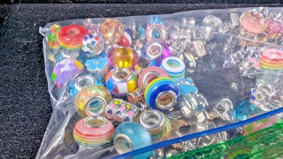 Lote de cuentas y dijes de agujero grande 6,9 oz | Vidrio, esmalte, tono plata Foto 4 de 4
