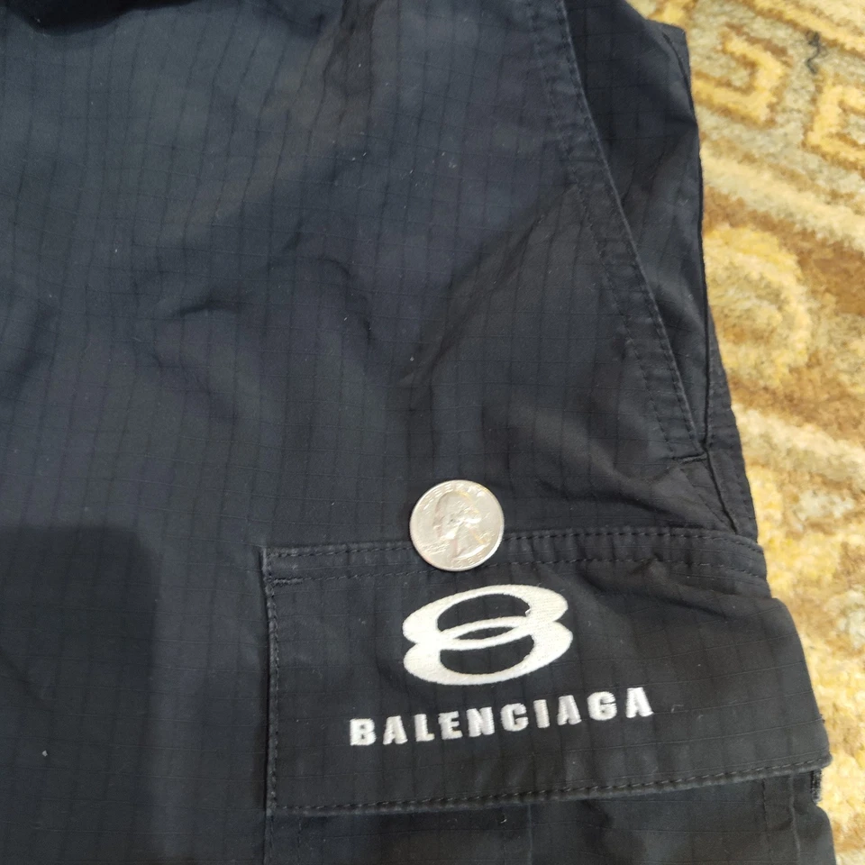 Balenciaga Cargo Ripcord 裤子带可拆卸腿,因此它们成为短裤 — 第 4/4 张图片