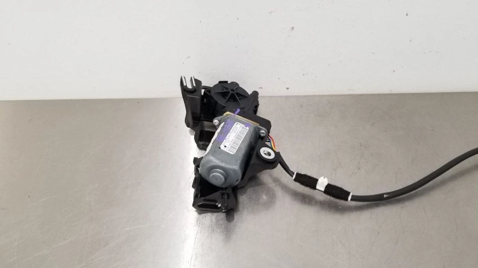 21 MERCEDES BENZ C63 AMG W205 CONVERTIBLE SEAT BELT FEEDER MOTOR LEFT DRIVER Foto 2 de 4