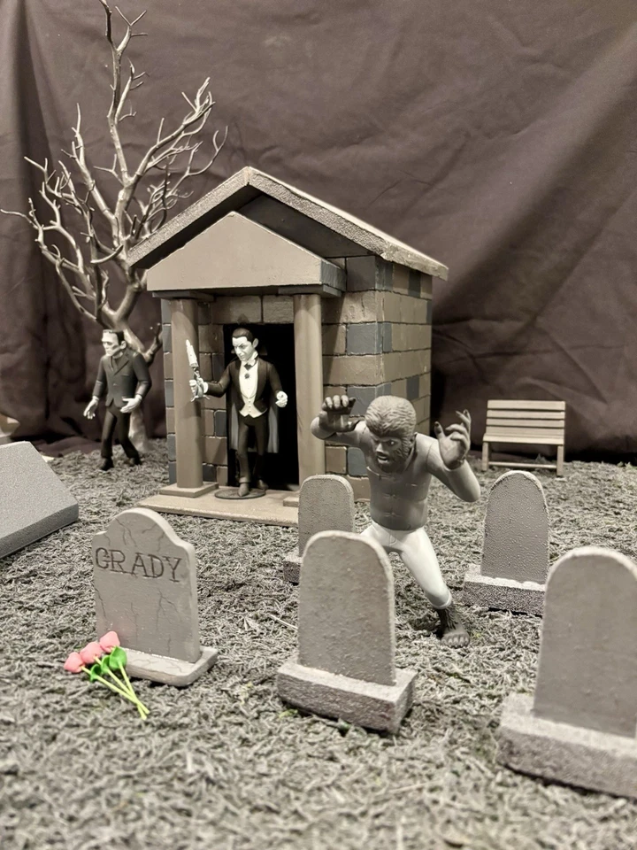 Universal Monsters Toony Terrors Silver Screen (4) w/ Custom Graveyard Diorama. - Image 2 of 4