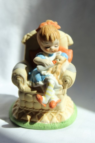 Statuina gattino vintage Lefton "Dollhouse Collection" ragazza in sedia 4"T - Foto 2 di 14