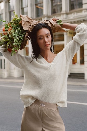 Alo Yoga Wool Cashmere New Class Oversized V-Neck Sweater Women’s XS MSRP $328
