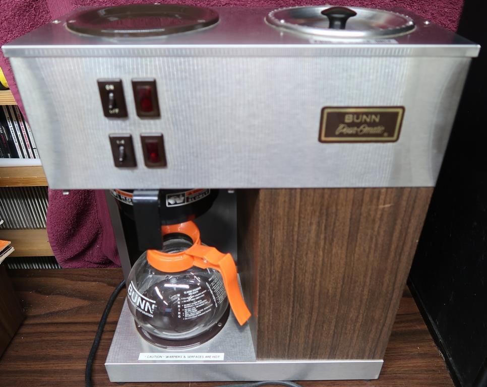 BUNN COMMERCIAL COFFEE MAKER 2 BURNER VPR SERIAL 215149 W/BUNN CARAFE