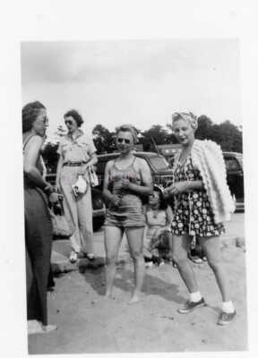 SMALL FOUND FAMILY PHOTO Original VINTAGE b + w  PHOTOGRAPHY 412 LA 86 C