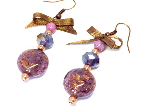 Boucles d'oreilles mauves élégantes et brillantes