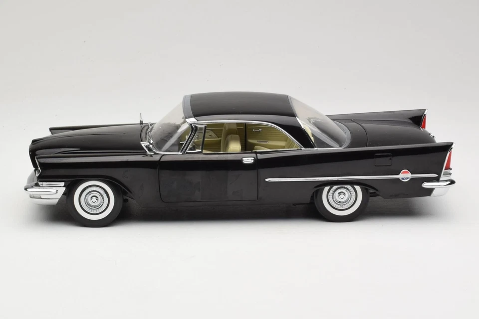 32503 Chrysler 300C Coupe Black ERTL 1:18 - Image 4 of 4