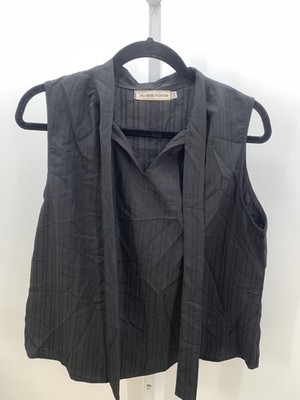 Size Medium Juniors Sleeveless Shirt