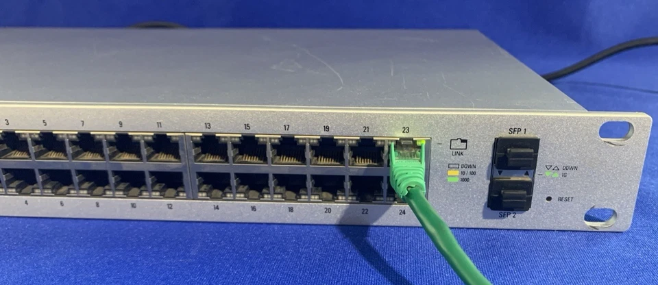 Conmutador Ethernet y cable de alimentación Ubiquiti UniFi US-24-500W 24 puertos PoE+ *Ver descripción* Foto 4 de 4