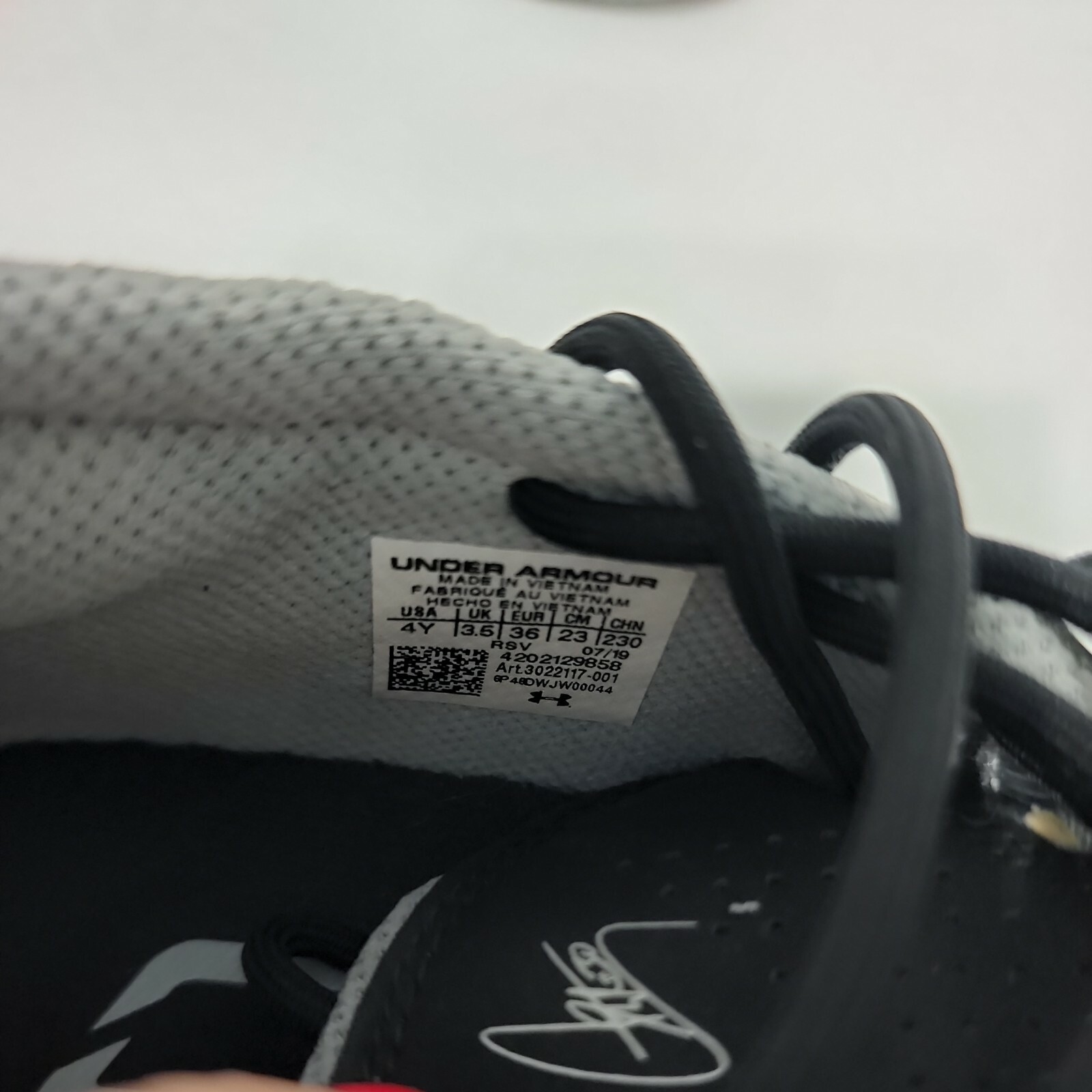 Under Armour Boys SC 3ZERO III 3022117-001 Black Running Shoes Sneakers Size 4Y thumbnail 8