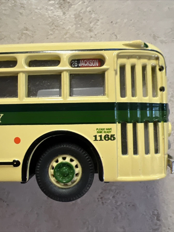 Corgi Classics GM 4505 Chicago Transit Motor Coach Diecast 1997 - Image 4 of 4