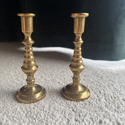 EIN PAAR Peerage Vintage schwere Messingguss Kerzenständer - je 12 cm hoch schön