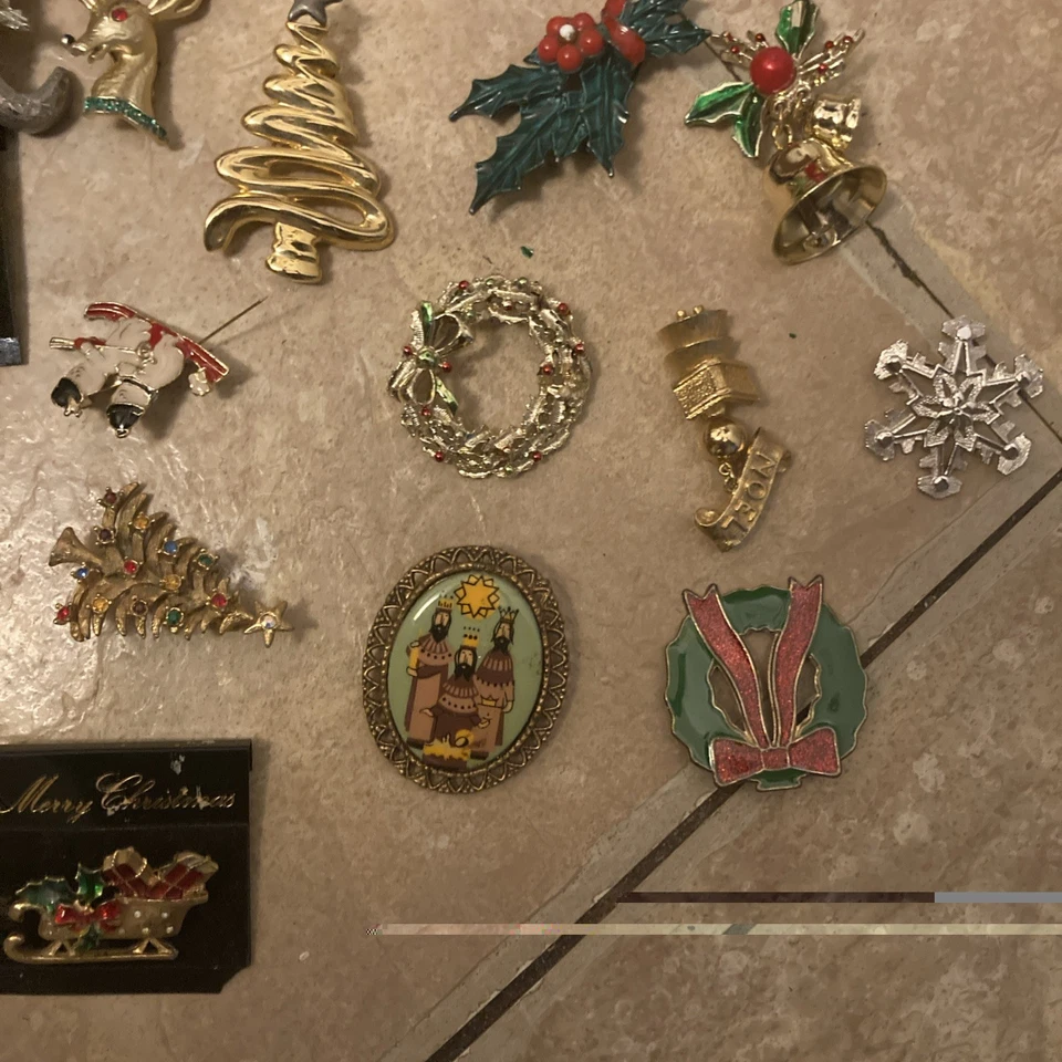 BROOCH ,PIN LOT MIXED HOLIDAY ETC PHOTO IS WHAT YOU GET 25 pieces As IS - Image 3 of 3