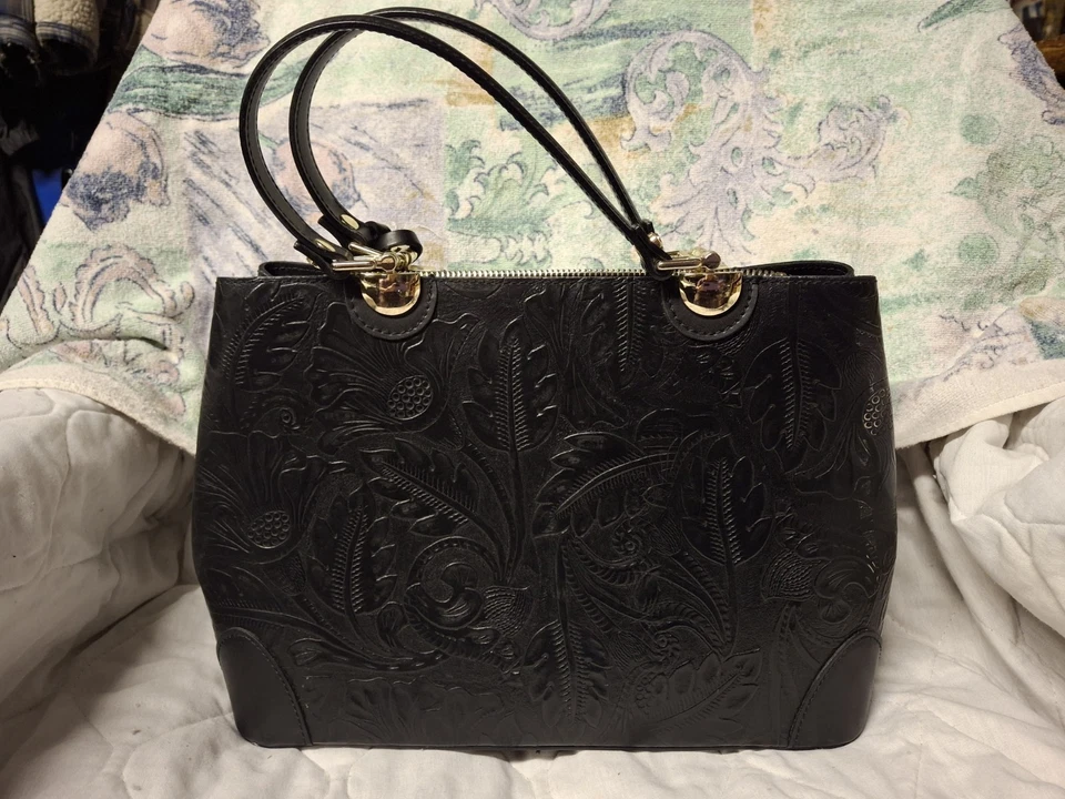 Excelente Bolso de Mano Italiano de Cuero Genuino en Pelle Negro Floral en Relieve Foto 3 de 4
