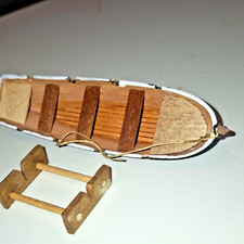 Beiboot 100x30mm KU Eigenfertigung Rumpf braun mit Ständer und Ruder detailliert