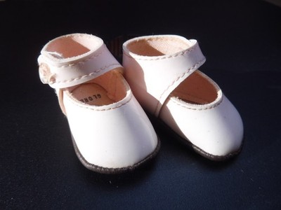 6,3 cm - schöne helle Puppenschuhe von Glorex
