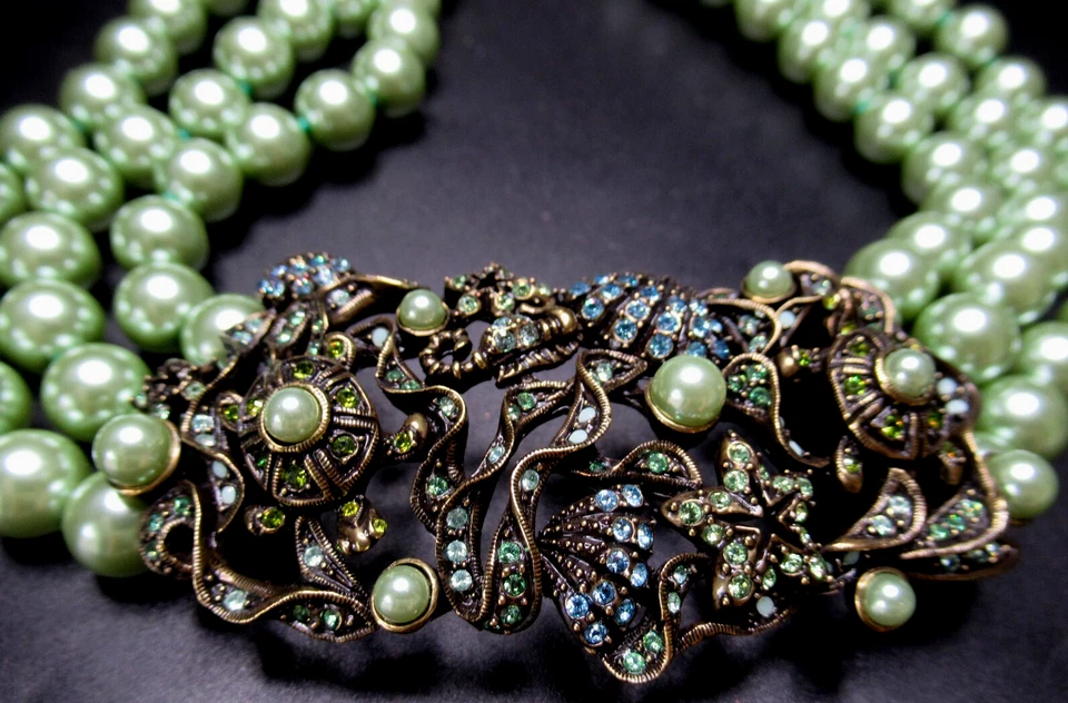 Collar de perlas de imitación verde concha de mar con estrás azul y verde HEIDI DAUS Foto 4 de 4