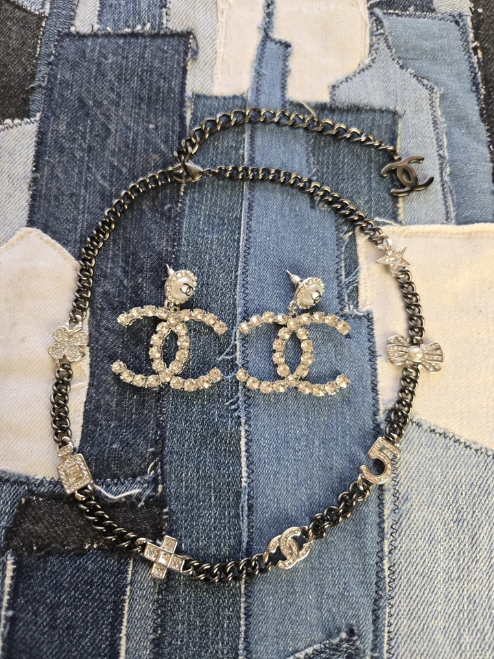 Collar de diseñador de cadena de plata y negro con conjunto de pendientes Foto 4 de 4