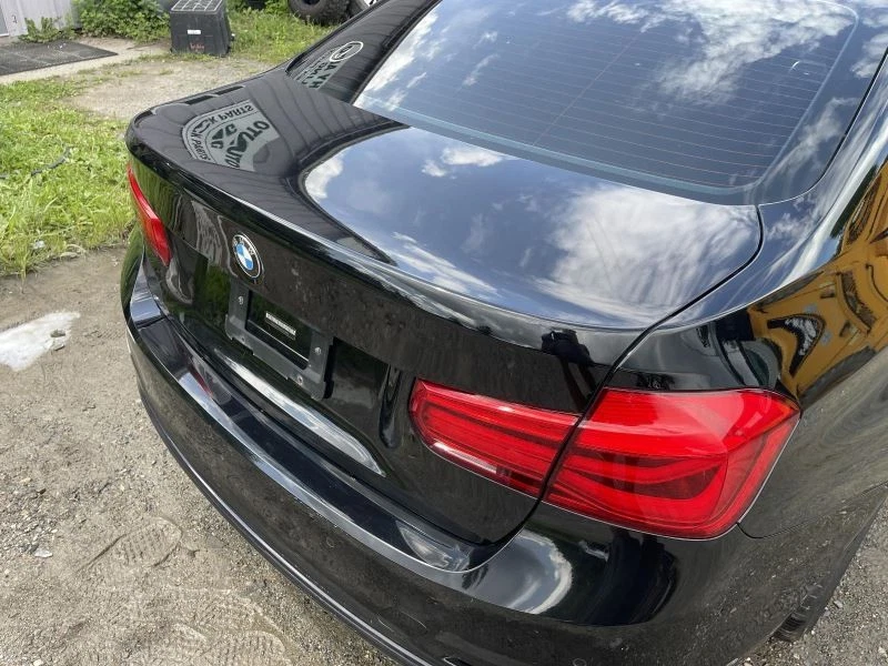 BMW 330i 2017 tapa de cubierta negra Foto 4 de 4