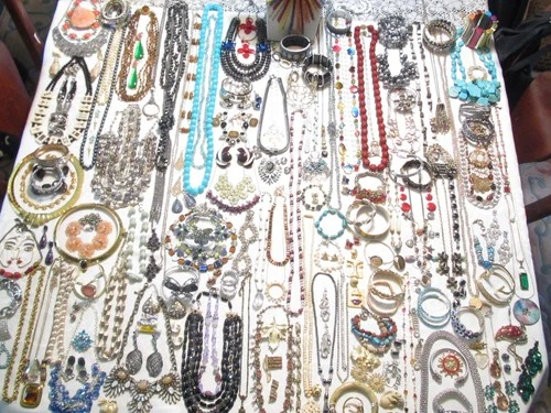 HUGE 177 PC LOT VINTAGE NOW COSTUME JEWELRY-NECKLACES, EARRINGS, PINS, BRACELETS
