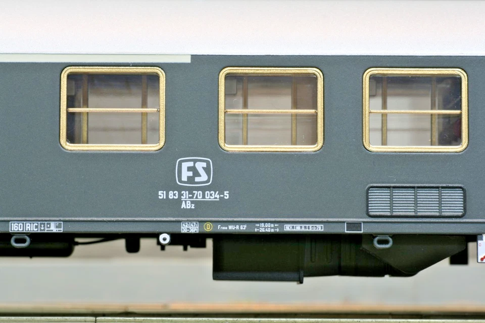 ACME 50741 Carrozza FS di 1 e 2 classe UIC X ex carenata grigio ardesia Ep. IV - Immagine 2 di 4