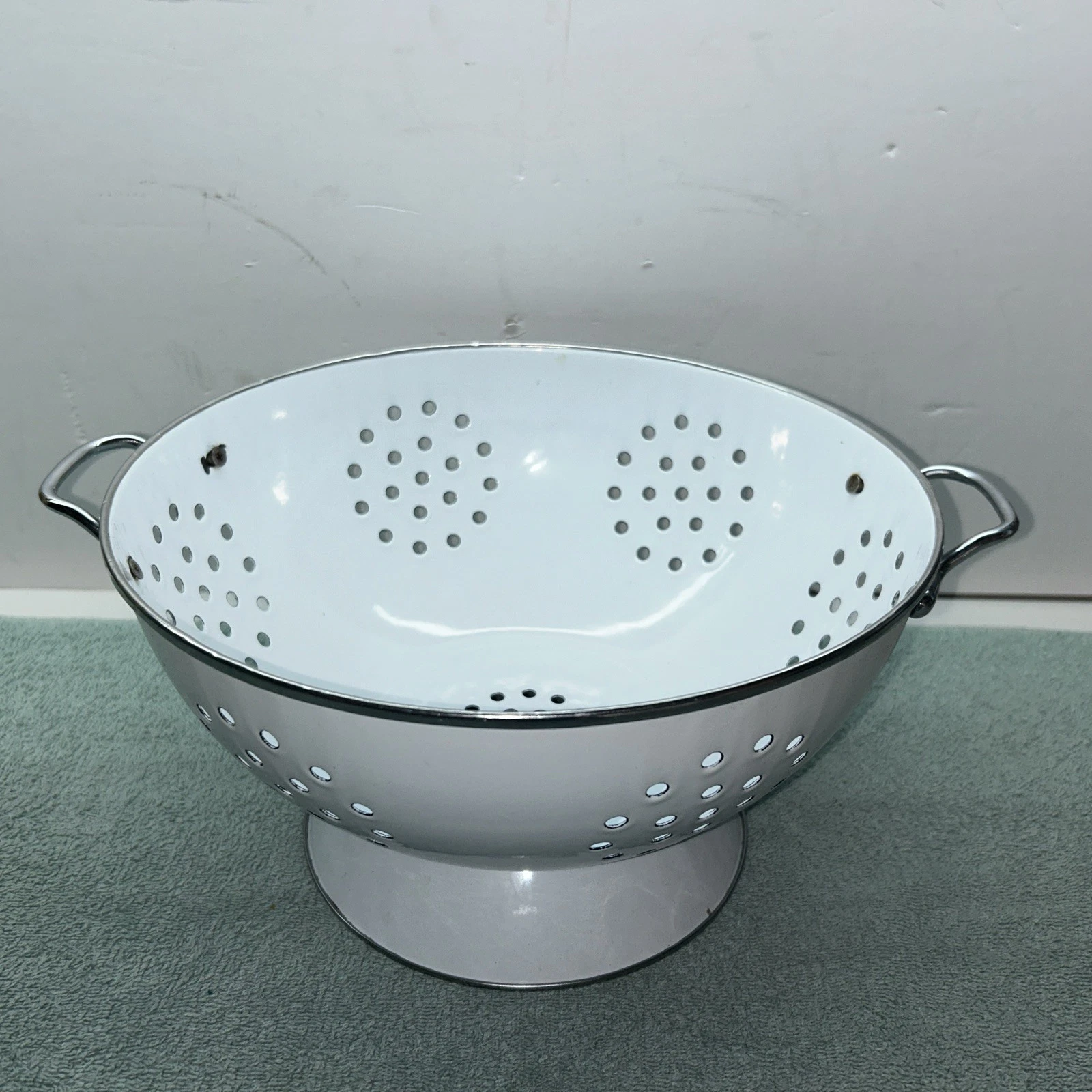 VTG White Enamel Colander Strainer Pedestal Footed Metal Retro Farmhouse 11”