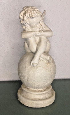 Träumender weißer Engel Putte Figur auf Kugel sitzend Deko Weihnachten