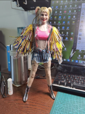 HotToys Birds Of Prey Harley Quinn Caution Tape Jacket Version 1/6