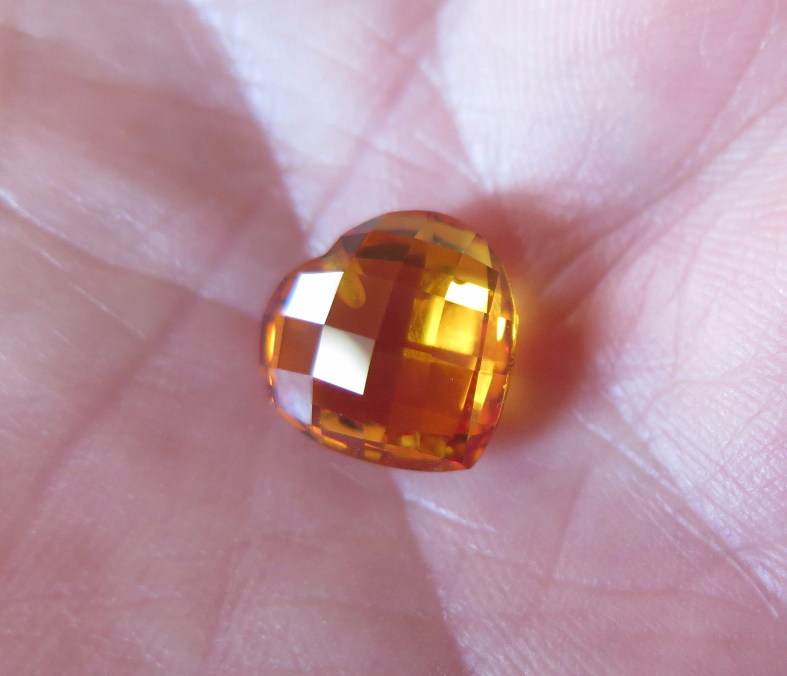 Saphir Verneuil jaune d'or cœur échiquier 12x12 mm de 8,44 cts pour la haute joaillerie