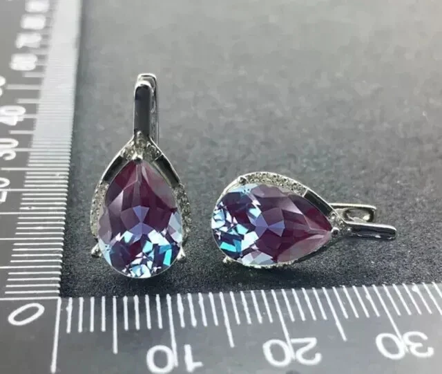 Pendientes de aro para mujer de alejandrita creados en laboratorio con corte de pera de 2,50 quilates enchapados en oro blanco Foto 4 de 4